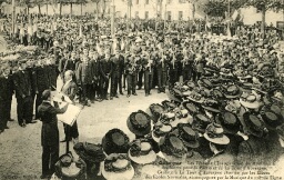 /medias/customer_2/EXPOSITIONS VIRTUELLES/COSTUMES/ 4 Fi 636_inauguration du monument aux morts de la Tour d'Auvergne en 1908_jpg_/0_0.jpg